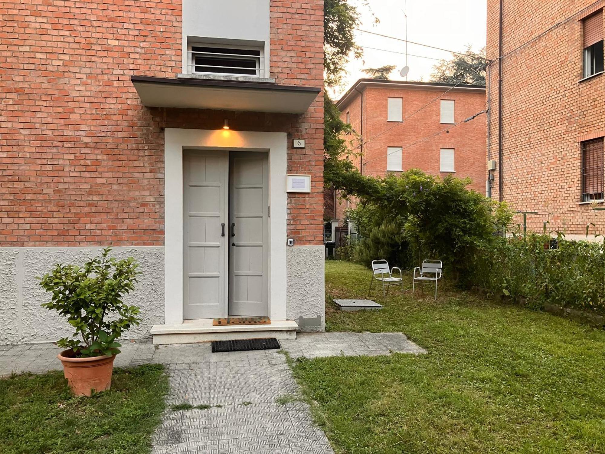 Rossena Home Tranquillo Appartamento, Con Giardino, Vicino Al Centro Ed All'Ospedale Santa Maria Nuova Smn Reggio nell'Emilia Camera foto